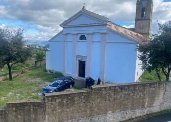 Sul feretro anche una sciarpa rossoblù