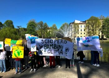 Corteo giocoso e colorato con decine baby attivisti e genitori