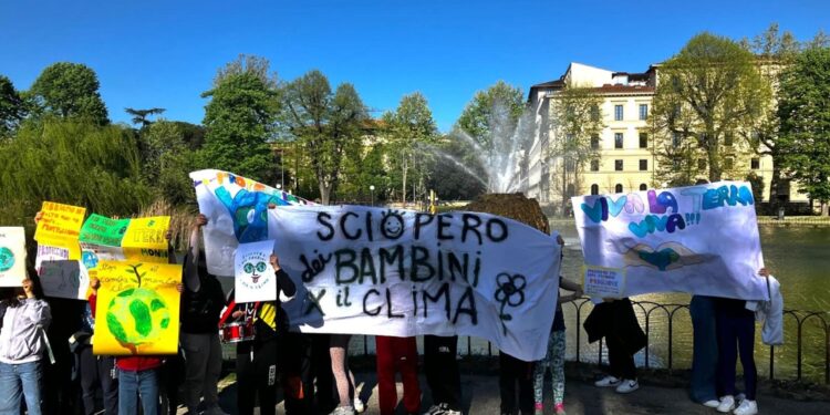 Corteo giocoso e colorato con decine baby attivisti e genitori