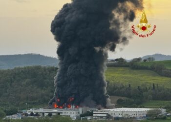 Le fiamme nella zona di Umbertide