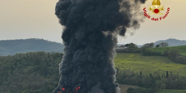 Le fiamme nella zona di Umbertide