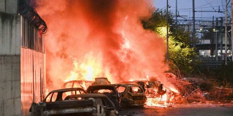 Per ostacolare l'arrivo dei carabinieri hanno bruciato 6 auto