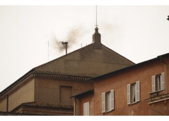 E la prima fumata. La mattina la messa 'Pro eligendo Pontefice'