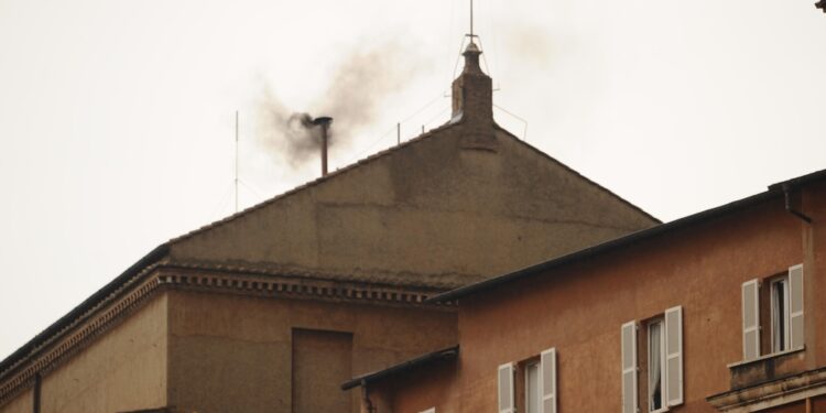 E la prima fumata. La mattina la messa 'Pro eligendo Pontefice'