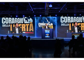 La richiesta dei capigruppo parlamentari. Applausi in sala