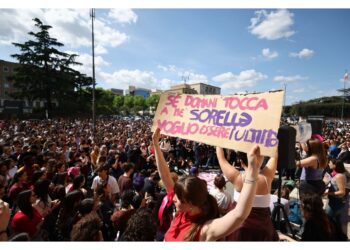 Studenti forzano grate