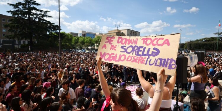Studenti forzano grate