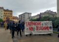 Breve scambio di colpi e manganellate tra manifestanti e agenti