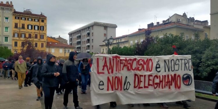 Breve scambio di colpi e manganellate tra manifestanti e agenti