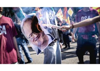 Imbrattate le immagini della premier e di altri politici