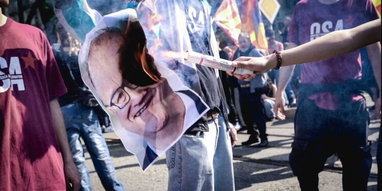 Imbrattate le immagini della premier e di altri politici
