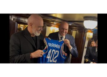 Ministro regala al premier albanese anche bottiglia di Barolo