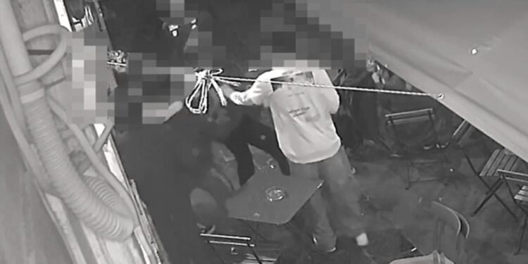 Vittima con naso fratturato. Tre obblighi dimora