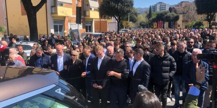 Centinaia le persone presenti
