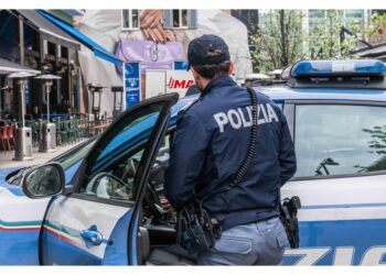 Scoperto dal padrone di casa che lo chiude dentro e chiama 112