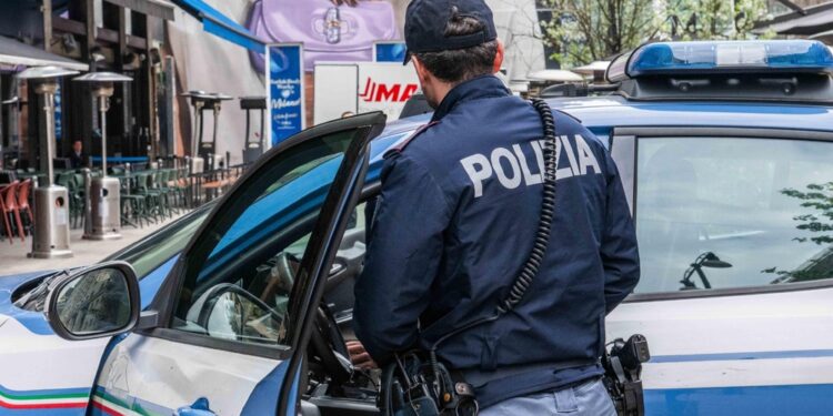 Scoperto dal padrone di casa che lo chiude dentro e chiama 112
