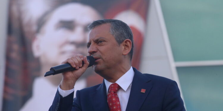 Ozel aveva accusato il presidente di essere capo di una 'giunta'