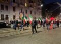 Aperto dallo striscione 'onore a camerati caduti'