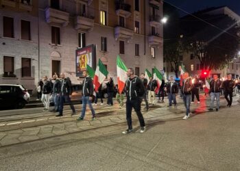 Aperto dallo striscione 'onore a camerati caduti'