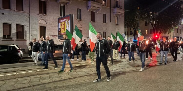 Aperto dallo striscione 'onore a camerati caduti'