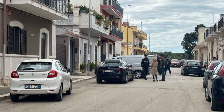 La donna colpita a forbiciate per 20 volte. Litigavano per soldi