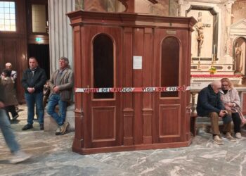 Incendio di un confessionale durante la messa