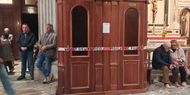Incendio di un confessionale durante la messa