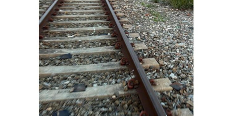 Riattivato un binario. Tecnici al lavoro. Trasbordo passeggeri