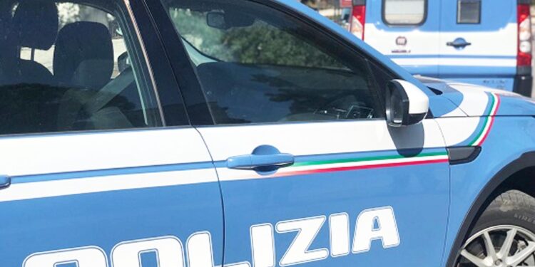 La fuga dell'uomo ripresa da una telecamera condominiale