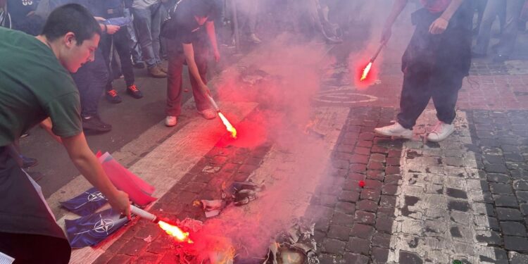 'Via il Pd dal corteo'
