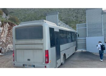 Autobus scortati dalle forze dell'ordine