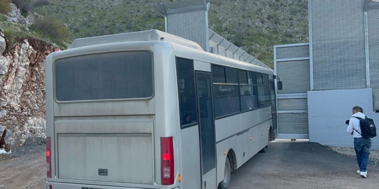 Autobus scortati dalle forze dell'ordine