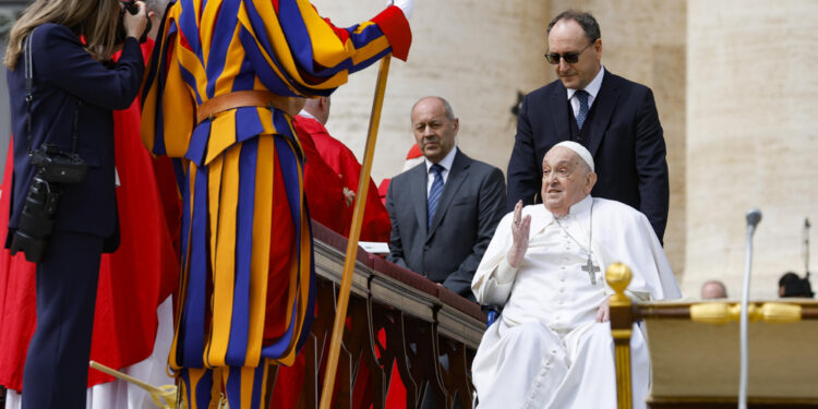 Francesco raggiunge i fedeli alla fine della messa