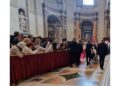 Saluta i fedeli. Visto dove ci sono gli ascensori per la Loggia