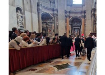 Saluta i fedeli. Visto dove ci sono gli ascensori per la Loggia