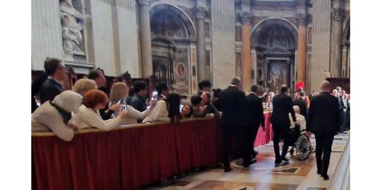 Saluta i fedeli. Visto dove ci sono gli ascensori per la Loggia