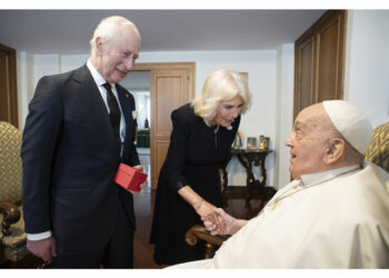I reali a Casa Santa Marta in abiti scuri