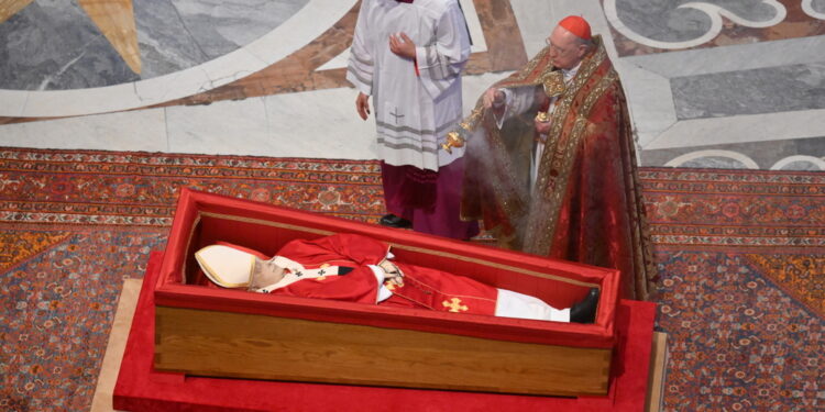Lo presiede camerlengo Farrell