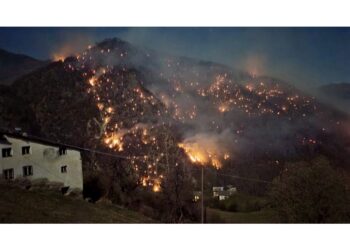 Oltre 400 vigili del fuoco sono impegnati da ieri