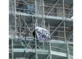 Appendono bandiera con Qr code che rimandava a della pubblicità