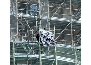 Appendono bandiera con Qr code che rimandava a della pubblicità
