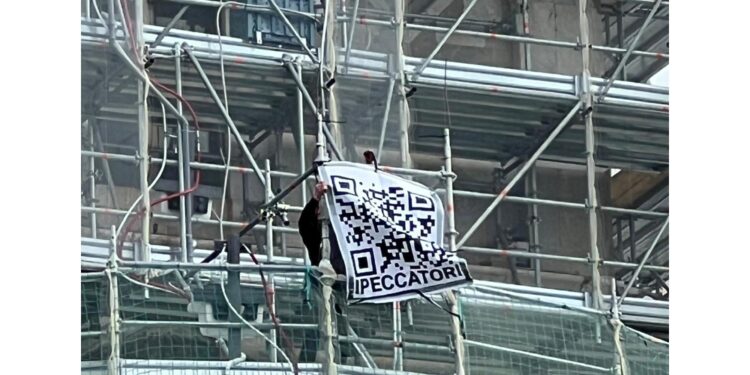 Appendono bandiera con Qr code che rimandava a della pubblicità