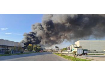 In fiamme deposito solventi