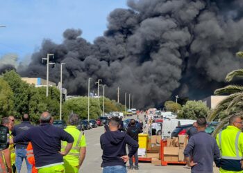 Gigantesca coltre di fumo nero in tutta la zona industriale