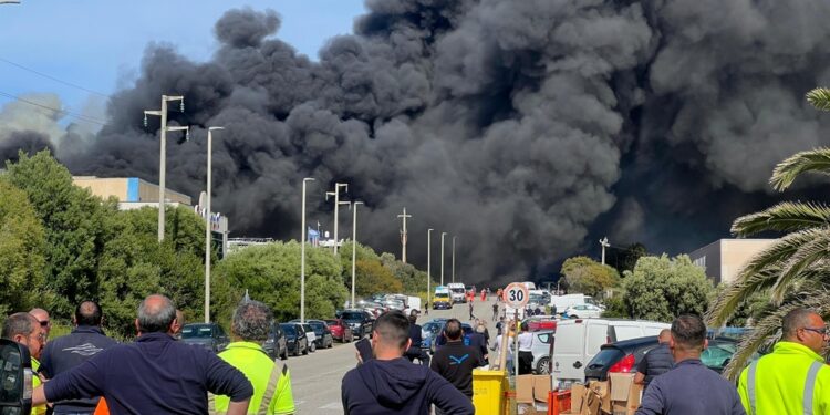 Gigantesca coltre di fumo nero in tutta la zona industriale