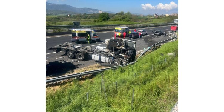 4 chilometri di coda. Intervenuta eliambulanza per ferito grave