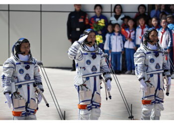 A bordo tre astronauti