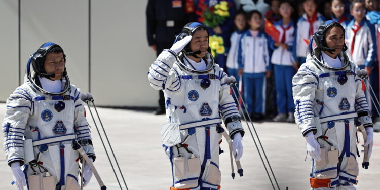 A bordo tre astronauti