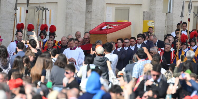 Campane a morto a San Pietro per la traslazione