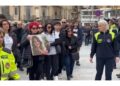 Familiari portano scritta 'mi amo troppo per stare con chiunque'